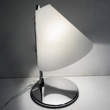 Lade das Bild in den Galerie-Viewer, lampada da tavolo-cromo-vetro a cono-opale-bianco-marico cristal
