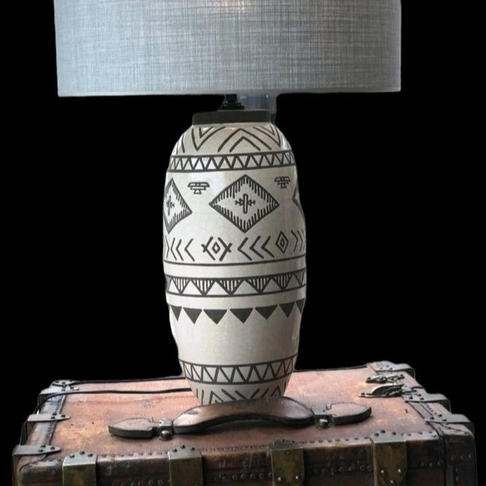 Lampada-ceramica-geroglifici-bianca-grigia-paralume in tessuto-paralume cilindro-newavenueliving.com-@newavenueliving-@new_avenue_living