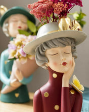 Cargar imagen en el visor de la galería, Majorette, figura in resina, porta penne, porta fiori, Sofia, Amelia, Emily, Ginevra, Mimì, Collezione Henriette, newavenueliving.com
